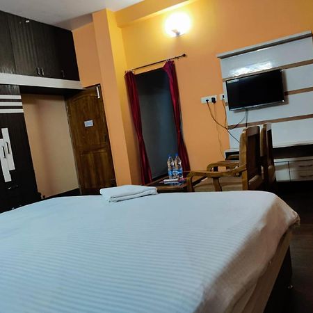 Chetan Inn Hotel Бхубанешвара Экстерьер фото