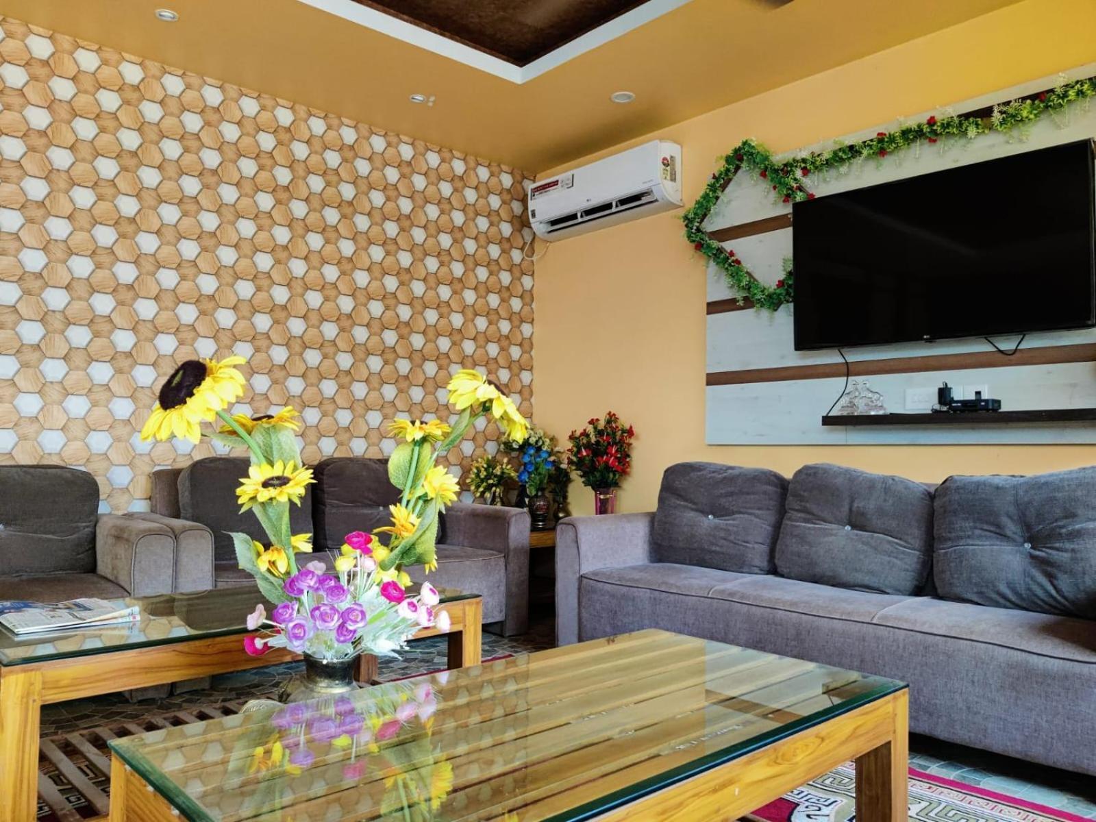 Chetan Inn Hotel Бхубанешвара Экстерьер фото