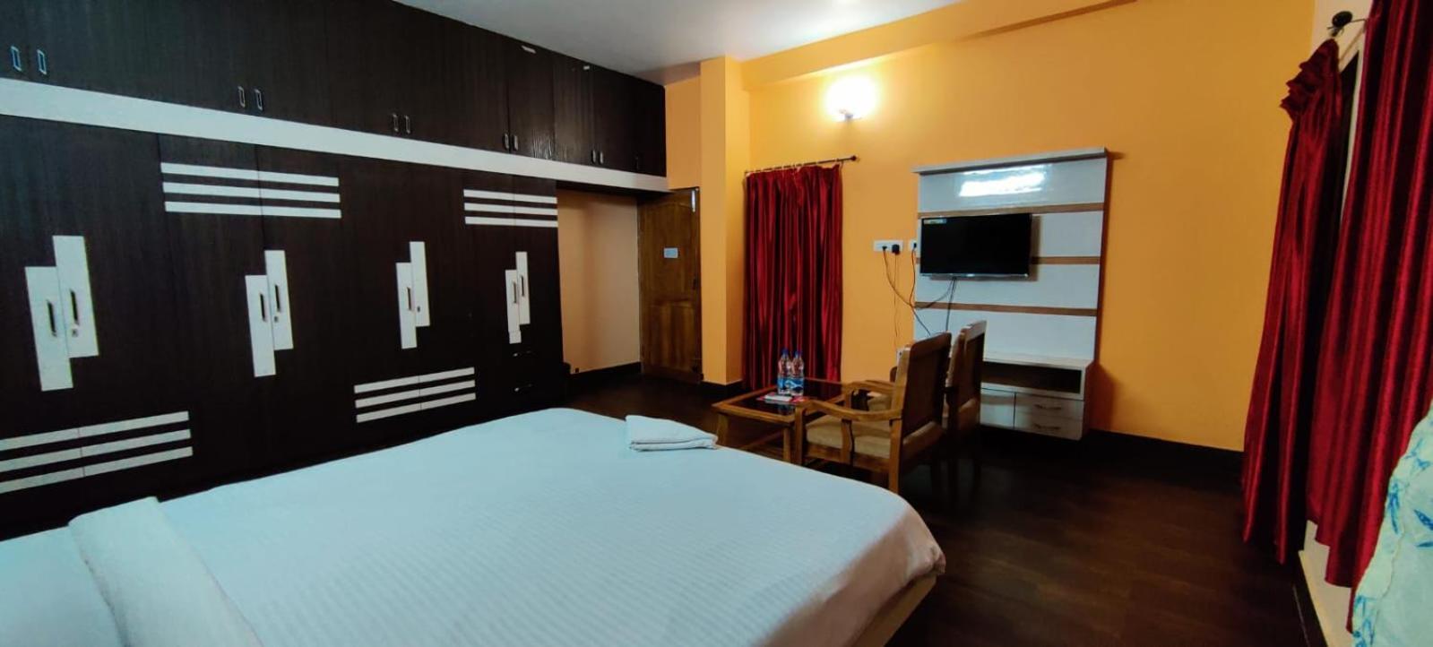 Chetan Inn Hotel Бхубанешвара Экстерьер фото
